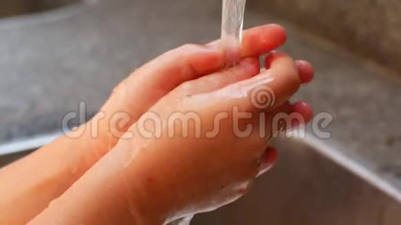 孩子在水龙头下洗手视频的预览图