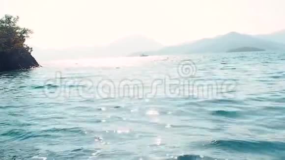 美景游艇停泊在美丽的海湾视频的预览图