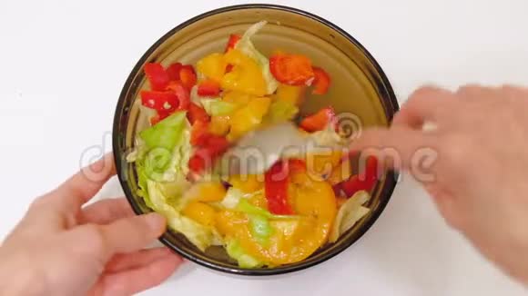 素食蔬菜沙拉女人搅拌蔬菜沙拉勺玻璃碗视频的预览图