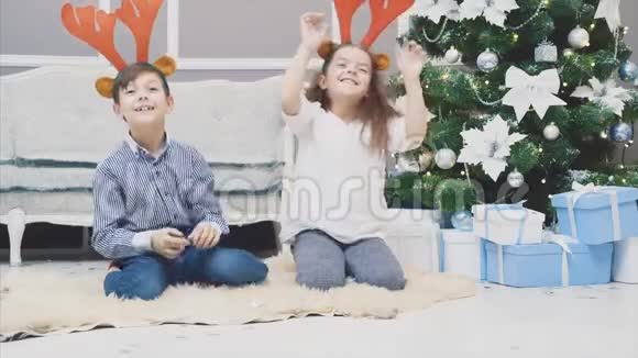 有趣的时间推移视频兄弟姐妹穿着圣诞驯鹿鹿角向他们面前的东西鞠躬微笑视频的预览图