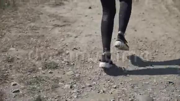 运动女孩在沙滩上慢跑视频的预览图