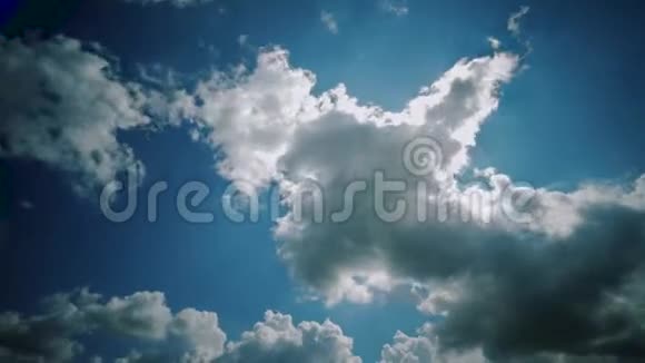 时间推移云在晴朗的蓝天背景下移动阳光透过云层照射视频的预览图