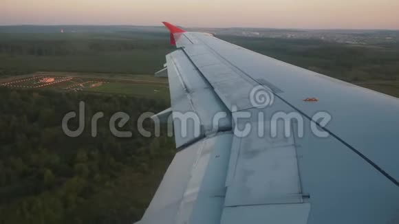 喷气式飞机在机场降落从飞机窗口到机翼的视图视频的预览图