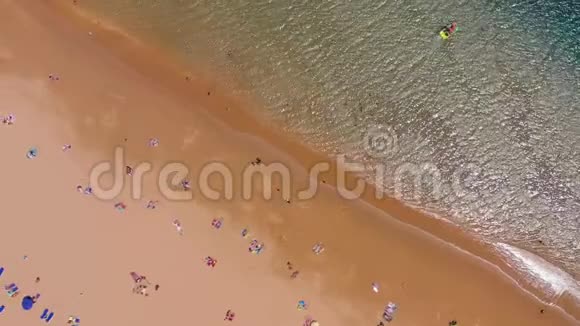 从大西洋的高处俯瞰金色的沙滩无法辨认的海滩上的人们特内里费视频的预览图