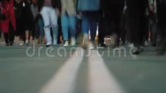时间推移人群在道路上行走的脚步声视频的预览图
