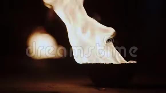 在地上的金属碗里燃烧晚上在火碗里燃烧仪式视频的预览图