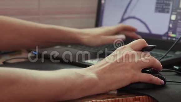 用手提电脑上的鼠标和手写笔同时工作的女性手视频的预览图