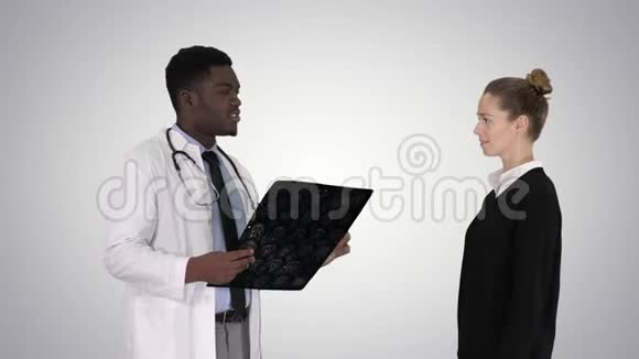 医生向病人展示X线结果然后病人在梯度背景下离开视频的预览图