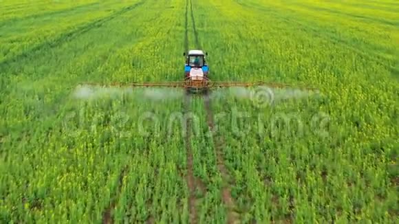 拖拉机在油菜田上喷洒肥料的空中视野视频的预览图