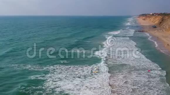 冲浪者在海上捕捉海浪视频的预览图