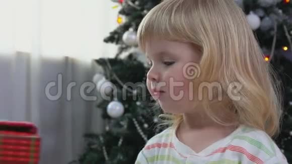 小女孩打开新年礼物视频的预览图