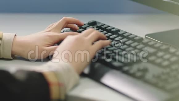 办公室电脑键盘上的手写打字特写视频的预览图