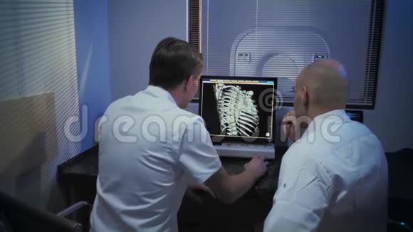 在控制室医生和放射科医生讨论诊断时观察程序MRI或CT扫描程序视频的预览图