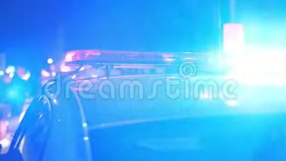 红色和蓝色的警察闪光灯视频的预览图