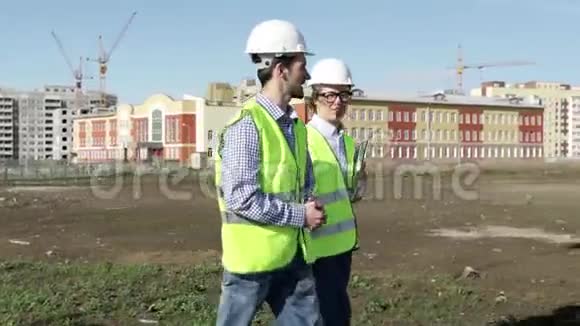 一个工程师和一个建筑工程的领班视频的预览图