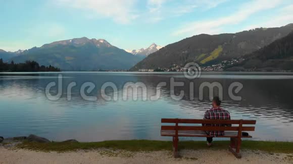 公园美丽的空中夏季场景人坐在长凳和自行车道上阿尔卑斯山的山湖塞尔姆西萨尔茨伯格视频的预览图