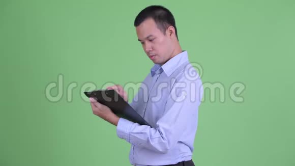 快乐的亚洲商人拿着剪贴板说话视频的预览图