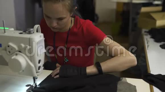 电脑朋克时装设计师在她的工作室缝纫使用机器白种人白色妇女穿红色t恤和视频的预览图