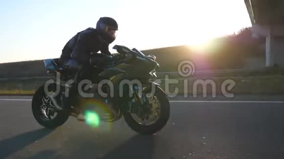 男子骑现代运动摩托车在高速公路与太阳耀斑背景骑摩托车的摩托车视频的预览图