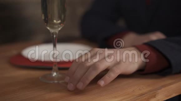 桌子上摆着一杯香槟敲击声的人歪歪斜斜的视线视频的预览图