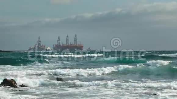 靠近海上石油钻井平台的油轮暴风海海浪和泡沫海洋石油开采的概念视频的预览图