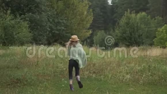 穿着针织毛毯靴子跑步的女孩视频的预览图