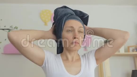 一位中年妇女洗完头后用毛巾擦拭头发视频的预览图