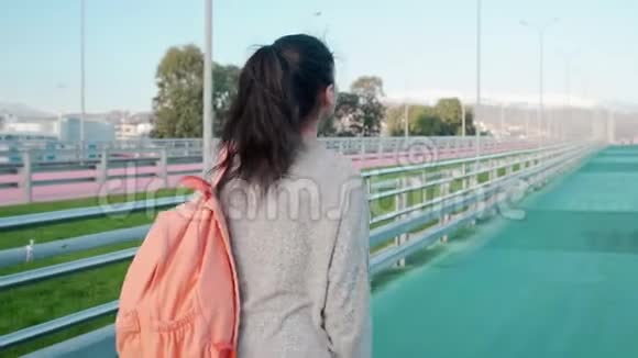 苗条的运动女子正步行去体育场训练背着背包视频的预览图