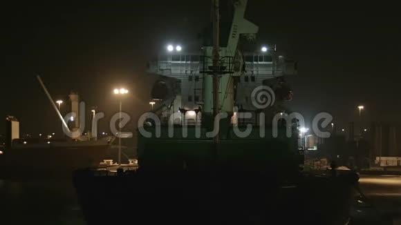 夜间在港口的货船视频的预览图