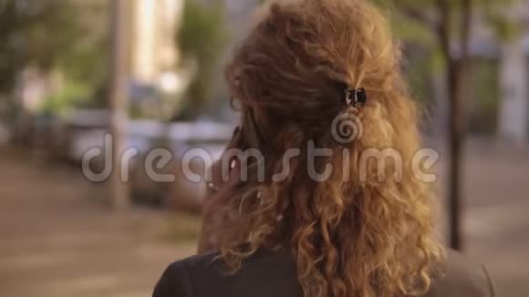 一位留着卷发的女人视频的预览图