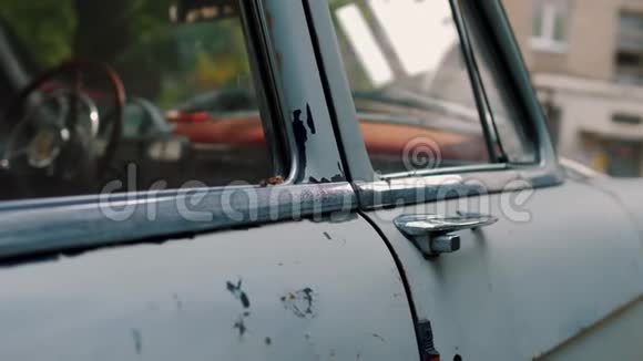 在旧的生锈的老式汽车的车门上平稳的行驶视频的预览图