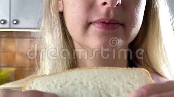 特写女人吃三明治的肖像视频的预览图