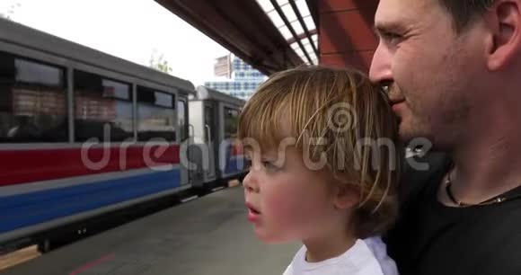 夏日的火车站台上有父亲和儿子视频的预览图