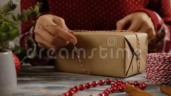 女人在家里包装圣诞礼物视频的预览图