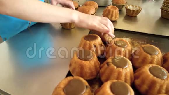 面包师从模具中取出纸杯蛋糕视频的预览图