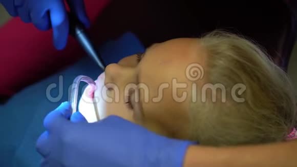 在牙医口腔科治疗牙齿后的小女孩勇敢的孩子微笑视频的预览图