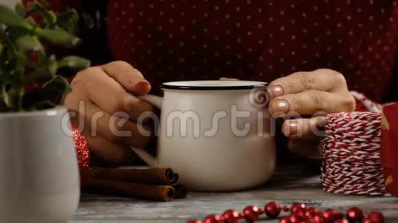 女人在家喝热的圣诞茶或饮料视频的预览图