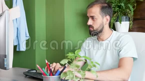 漂亮的年轻商务女性在办公室里做笔记和电脑工作视频的预览图