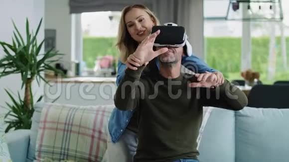 使用虚拟现实模拟器的夫妇视频的预览图