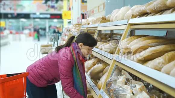 女人把面包放进购物篮视频的预览图