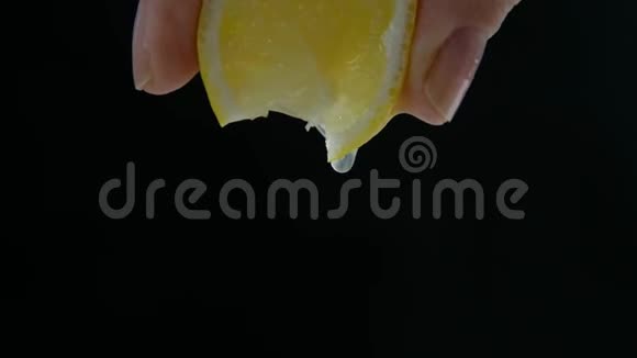 一个女人捏着一个黄柠檬的手用镜头特写视频的预览图