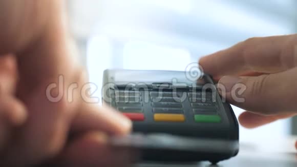用信用卡支付商品和服务的购销店里的信用卡男人的生活方式支付卡片视频的预览图