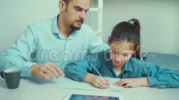 严父对女儿做作业很生气视频的预览图
