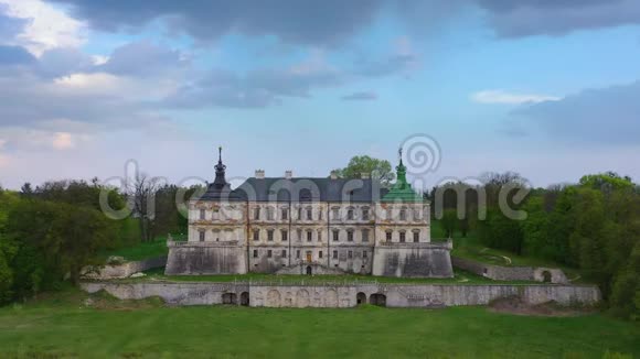 在乌克兰春天的Pidhirtsi城堡和周围景观的鸟瞰图视频的预览图