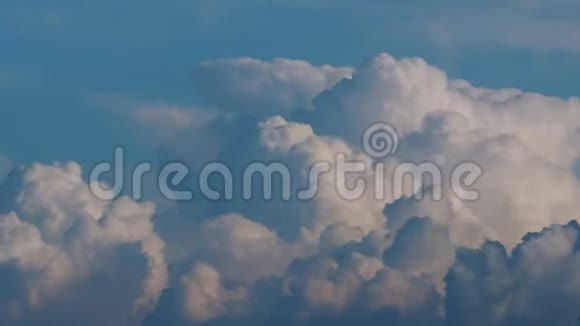 蓝色天空背景下的阴郁风暴云快速移动视频的预览图