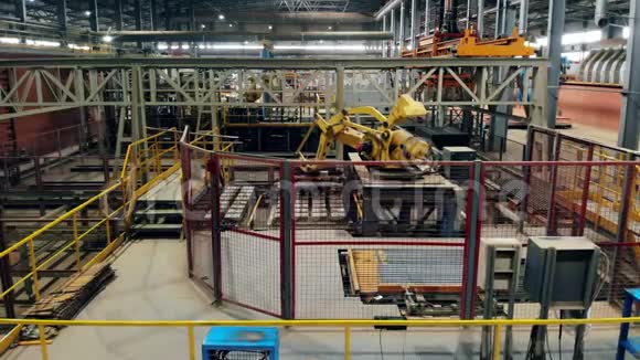 机器人工业综合体机器人机械手在现代工厂崇拜时光流逝视频的预览图