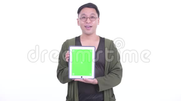 戴眼镜的快乐日本男人一边说着数字平板电脑视频的预览图