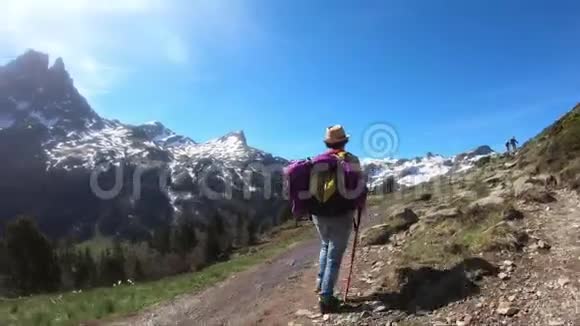 在法国比利牛斯山脉散步的远足妇女图片背景是mididOssau视频的预览图