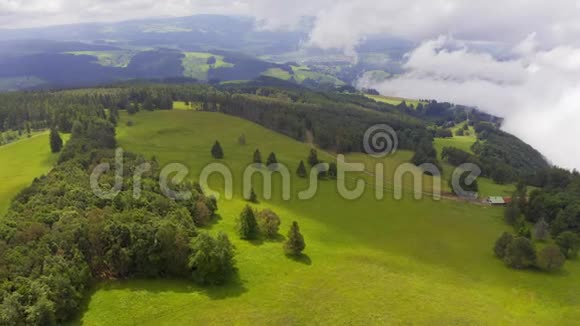 前方空中覆盖着绿草和森林的青山德国黑森林乌云密布阳光灿烂视频的预览图