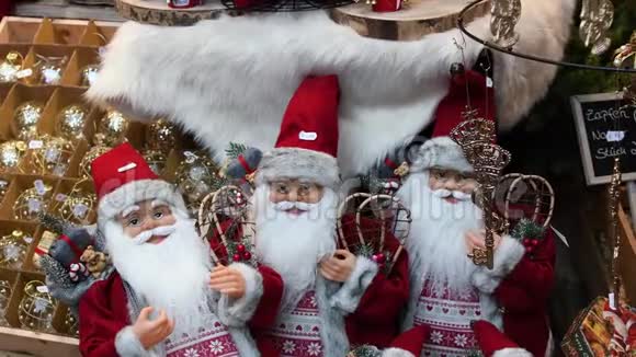 圣诞老人3圣诞老人的玩具白色的胡须穿着红色的西装坐在一个开放的柜台上放着圣诞树玩具视频的预览图
